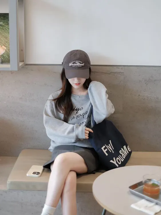 2025秋季新款韩系慵懒松弛感灰色斜肩卫衣女宽松长袖上衣百搭半裙