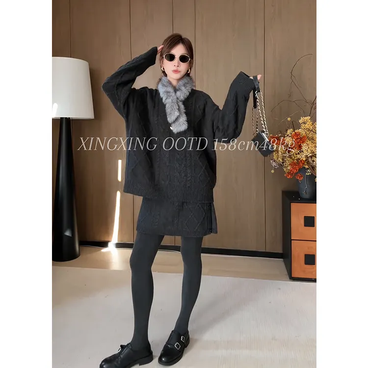 秋冬流行穿搭一整套女2025新款懒惰风圆领针织衫百搭短裙两件套