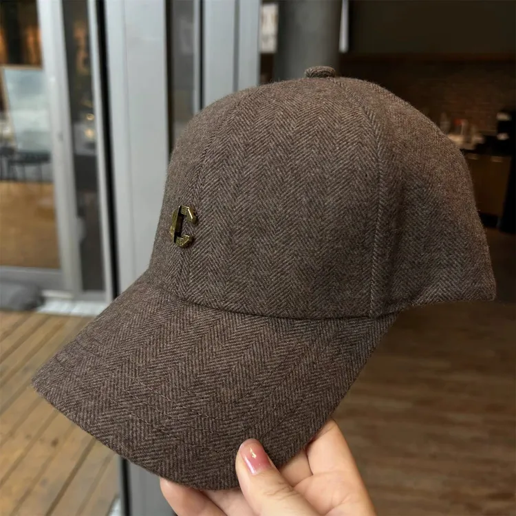 2025秋冬新款硬顶有型棒球帽女人字纹时尚百搭字母显脸小鸭舌帽男