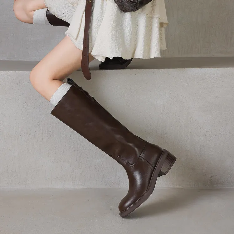 2025秋冬新款圆头粗跟骑士靴女百搭铆钉大筒围长靴高尖头加绒短靴