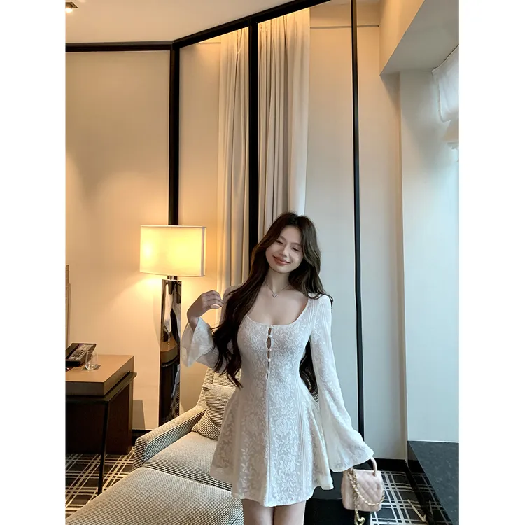 奶杏色镂空喇叭长袖连衣裙女韩系高级设计感绝美别致收腰显瘦裙子