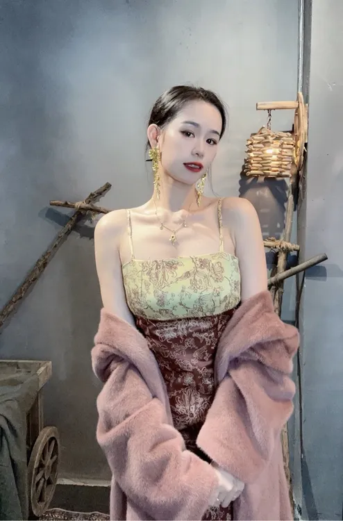 妍妍家新中式胭脂鎏金提花吊带&毛毛外套两件套