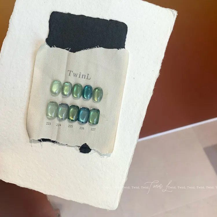 【新品上架】TWINL绿光森林新款秋冬富家千金爆闪小众小套胶白开水透色甲油胶