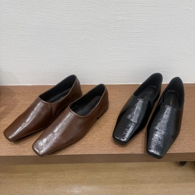 2025年秋季新款小众复古方头深口粗跟小皮鞋极简软皮一脚蹬单鞋女