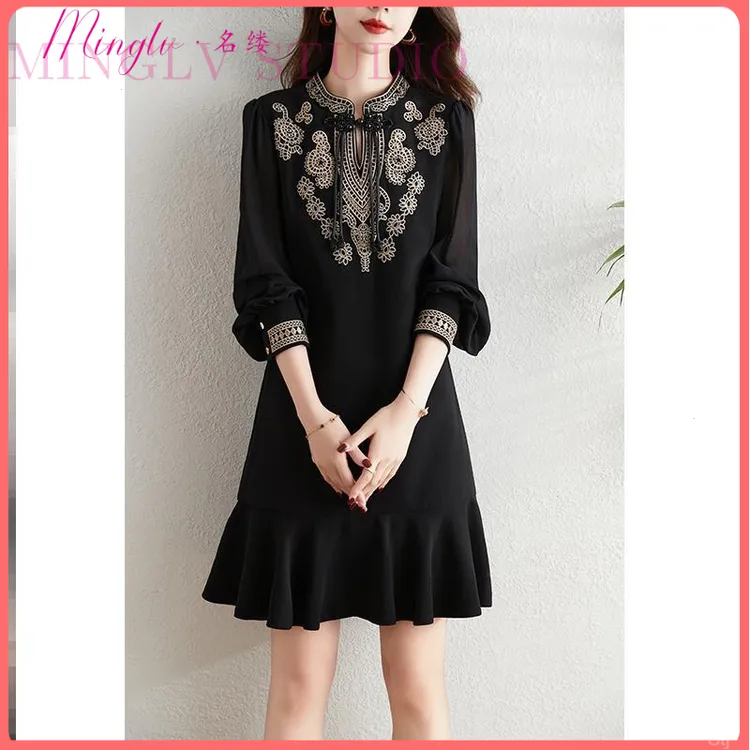 气质盘扣显瘦重工刺绣连衣裙女2025秋季新款法式复古立领荷叶边裙