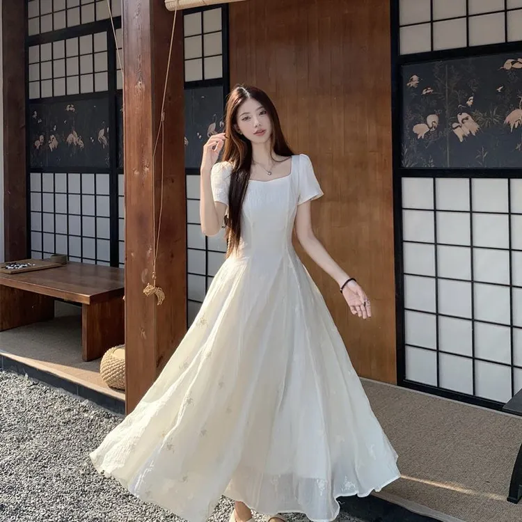 温柔甜美方领短袖白色连衣裙夏季新款大码法式白月光刺绣碎花长裙