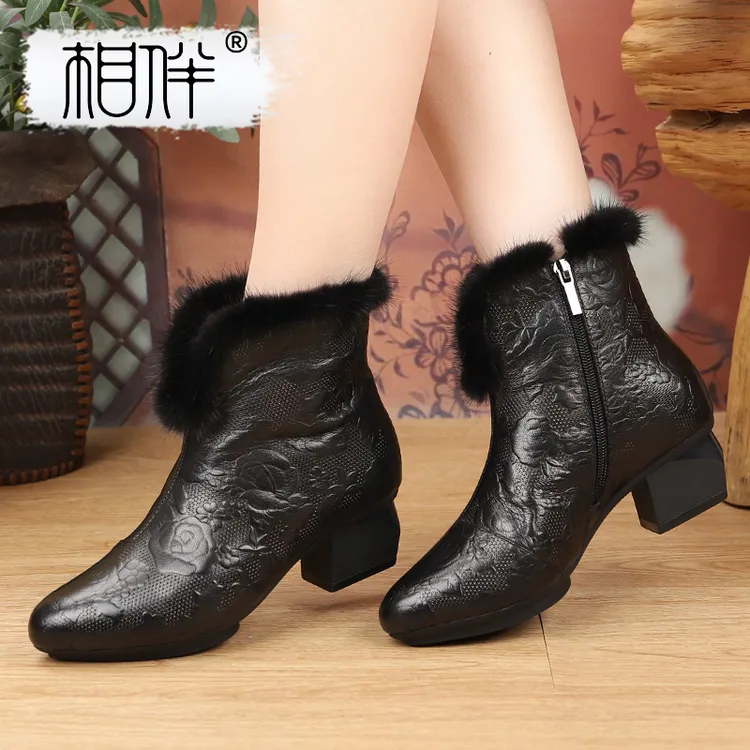 相伴真皮女士短靴复古中年妈妈鞋暗雕秋冬粗跟国风中跟靴子53338