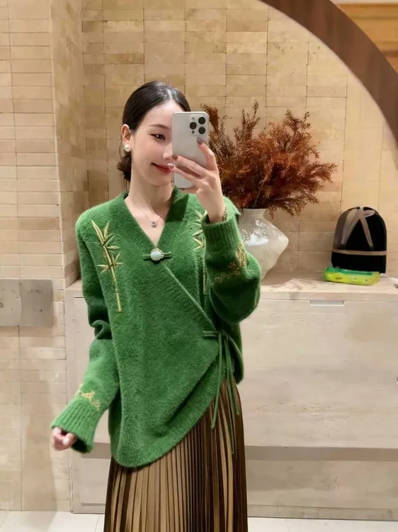 新中式国风V领绿色盘扣针织衫2025年秋冬季新款洋气减龄长袖上衣