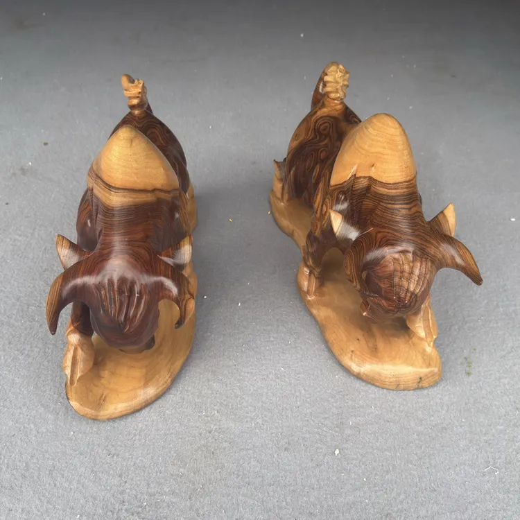 香樟木原木色斗牛摆件工艺品一对长度48公分高度29公分厚度16公分