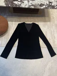 【BM】复古小开叉垫肩V领彩虹打底衫