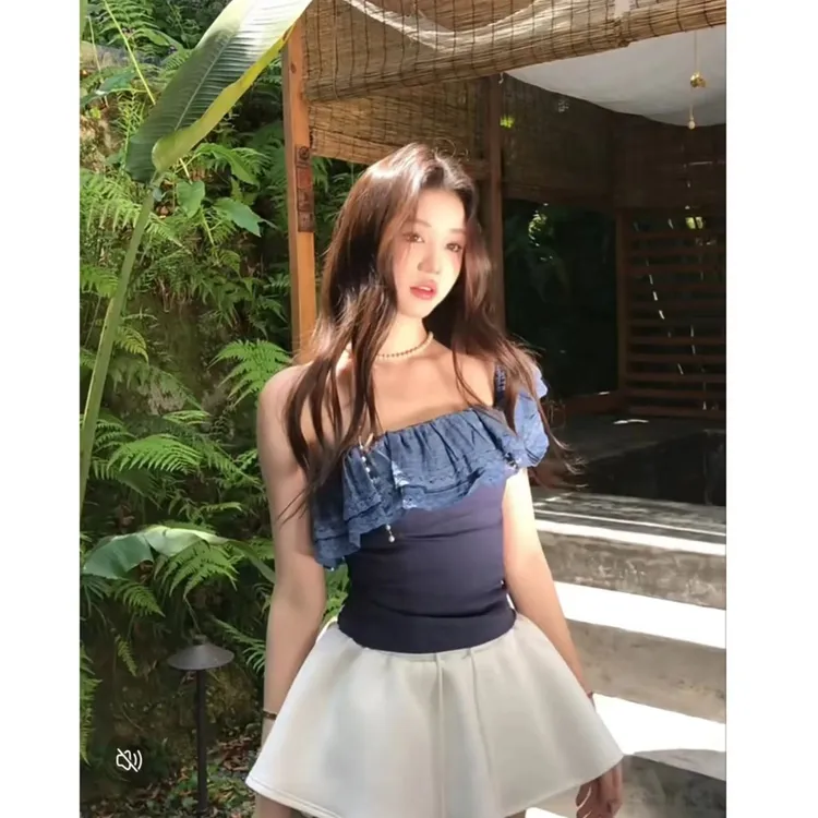 曼曼【花束爱恋~】蕾丝拼接双层荷叶边斜肩短袖上衣