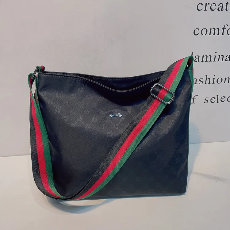 单肩斜挎包男女通勤包简约百搭大容量休闲布包2025新款时尚印花