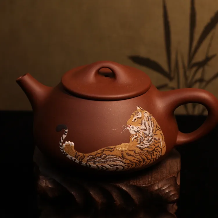 紫砂紫泥“双虎呈祥”工笔泥绘石瓢壶：匠心入魂，灵虎传情