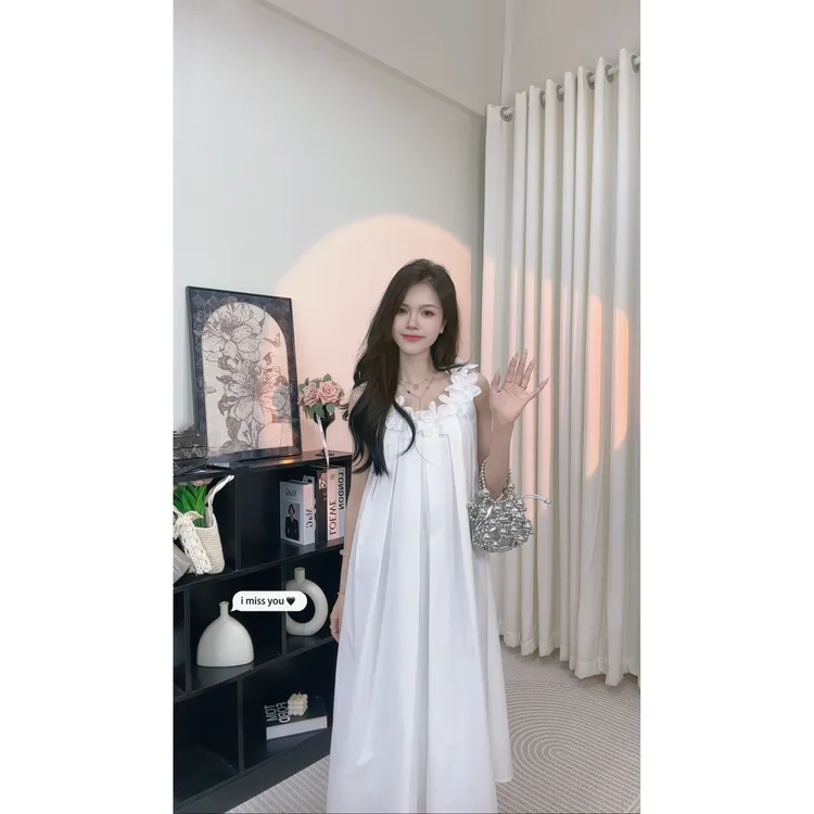 重工立体花朵白色连衣裙女2025夏季新款海边度假风气质无袖吊带裙