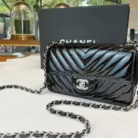 95新 Chanel/香奈儿 多多奢品/香奈儿漆皮v纹cf斜挎包/98新包展