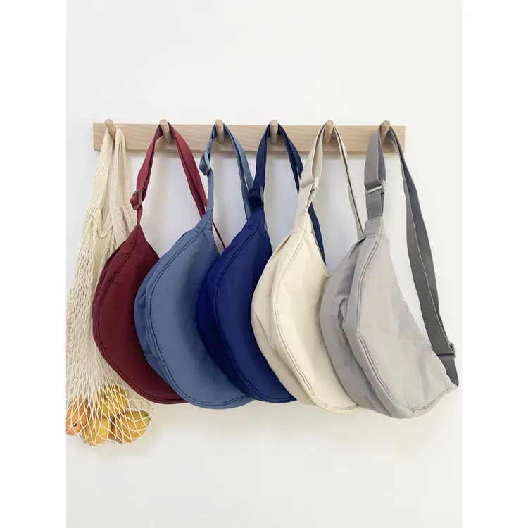 U库同款时尚夏季斜挎包女新潮饺子包尼龙轻便小挎包百搭单肩包女