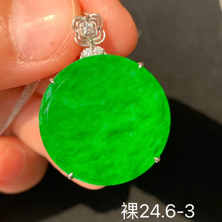 冰绿圆牌天然翡翠吊坠 镶嵌精致 女生配饰