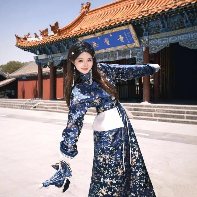 蒙古少女爆款蒙古袍款旅拍写真摄影草原演出服装苗疆少数民族服饰
