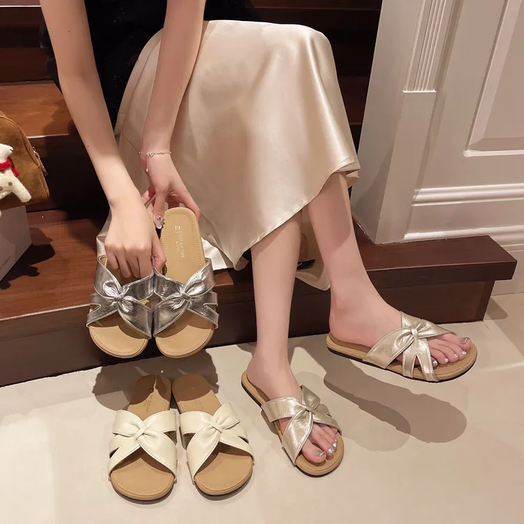 绝美平底凉拖鞋女夏外穿2025新款夏季配裙子高级感超火沙滩一字拖