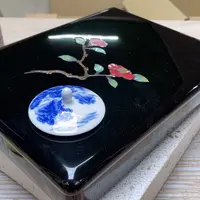 瓷片密密麻麻地排列着一个大