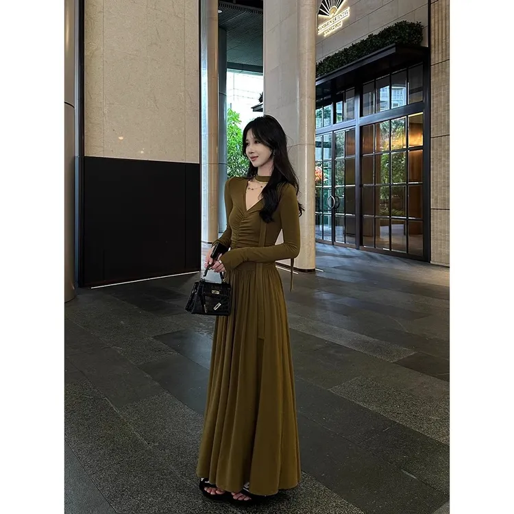 法式收腰设计感褶皱飘带内搭连衣裙女秋季V领修身a字气质大摆长裙