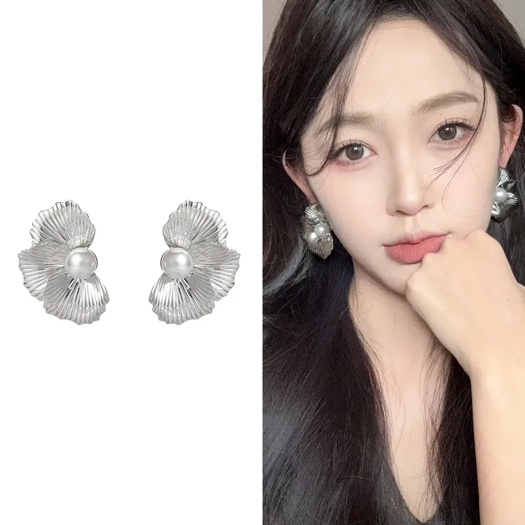 oushipei/欧诗佩 铜合金耳饰 设计感银色褶皱花瓣耳环花朵耳钉女