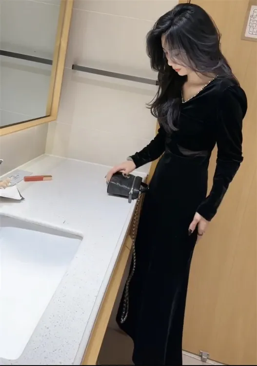 高级感黑色钉珠V领丝绒连衣裙女2025秋季新款收腰显瘦洋气包臂裙