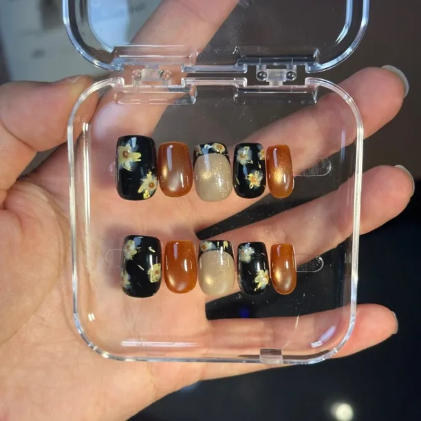 贼拉显贵复古金花短款显白手工穿戴甲法式气质猫眼美甲款式