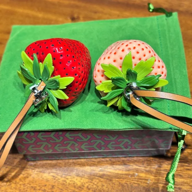 轻奢风TB草莓挂饰 高级礼品 miu风气质包包挂饰 走在时尚前沿 