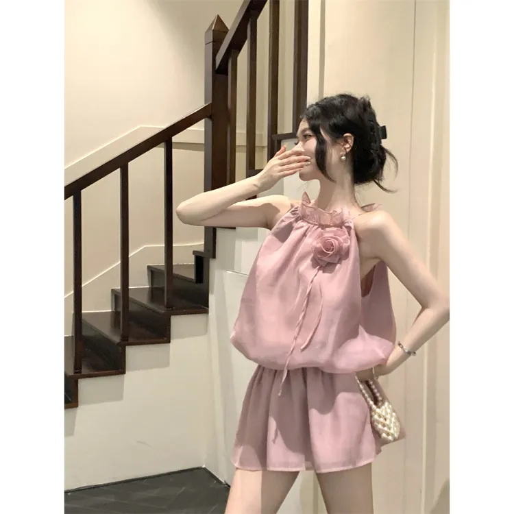 设计感小众立体花朵挂脖连衣裙女夏季纯欲风收腰荷叶边绝美短裙子
