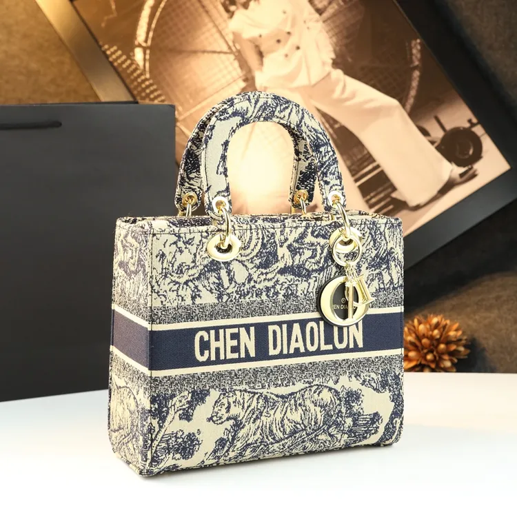 香港正品真皮手提戴妃包女2025新款高级刺绣单肩斜挎包时尚手拎包
