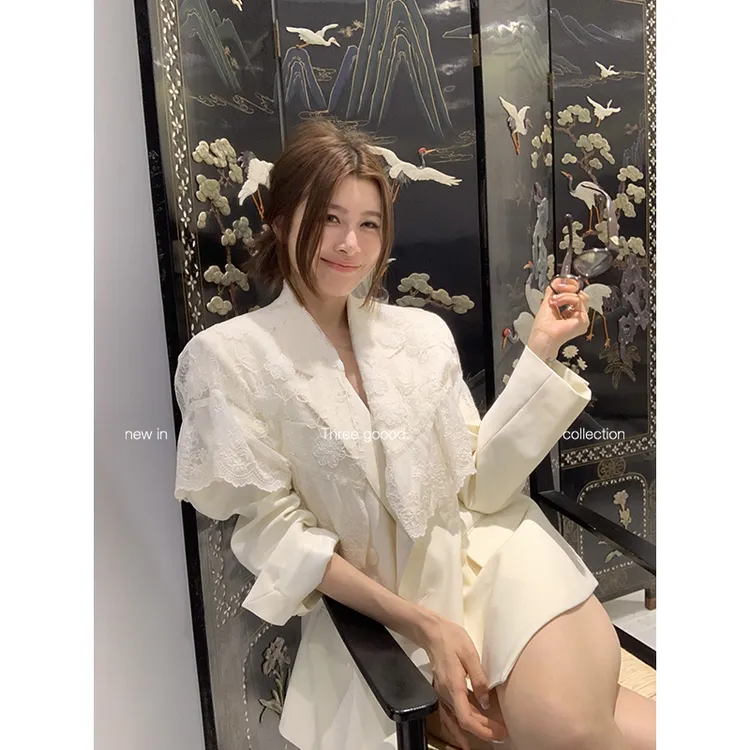 THREE GOOOD/三吉【放价了】宽松蕾丝拼接设计感西装外套Y725T01842