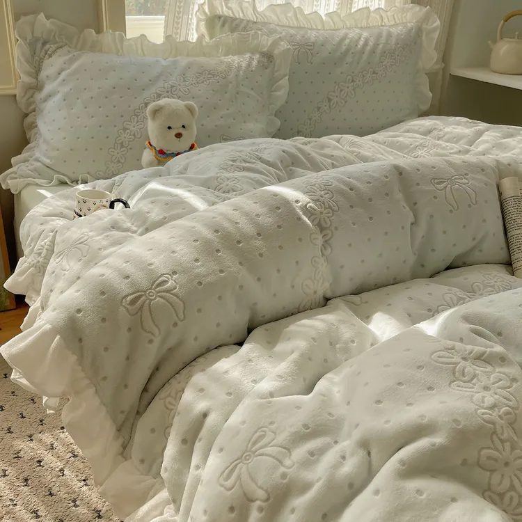 公主风雕花牛奶绒四件套加厚珊瑚绒花边被套双面加绒保暖床上用品