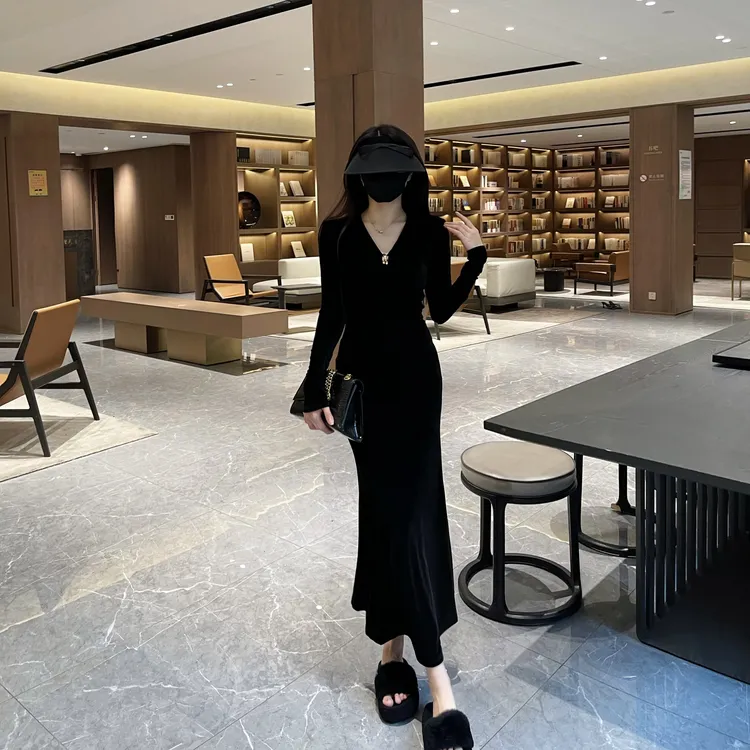 高品质金属纽结慕斯绒连衣裙