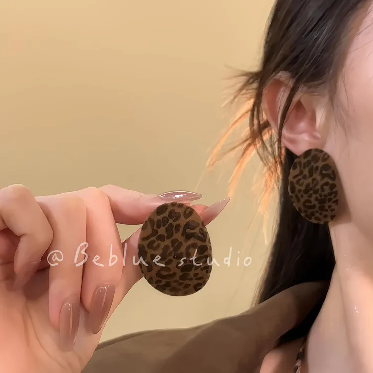 铜合金耳饰 美拉德豹纹圆片耳钉女款2025秋冬新款耳环高级感耳饰