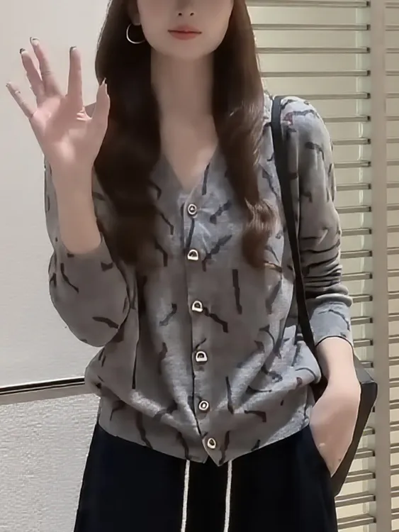 2025秋冬新款时尚印花日常通勤长袖针织衫开衫女灰色百搭软糯毛衣