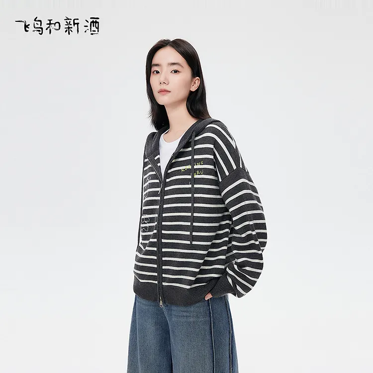 飞鸟和新酒绣花黑白条纹带帽针织衫女秋休闲慵懒感开衫FD55034035
