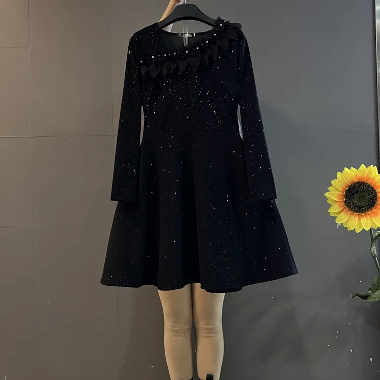 新款法式名媛赫本风斜领钉珠立体花朵收腰显瘦细闪小黑裙