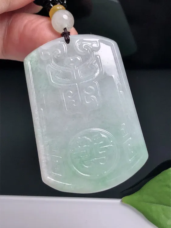 缅甸天然翡翠A货，冰飘浅绿仿古平安无事牌吊坠挂件有纹裂时尚气质