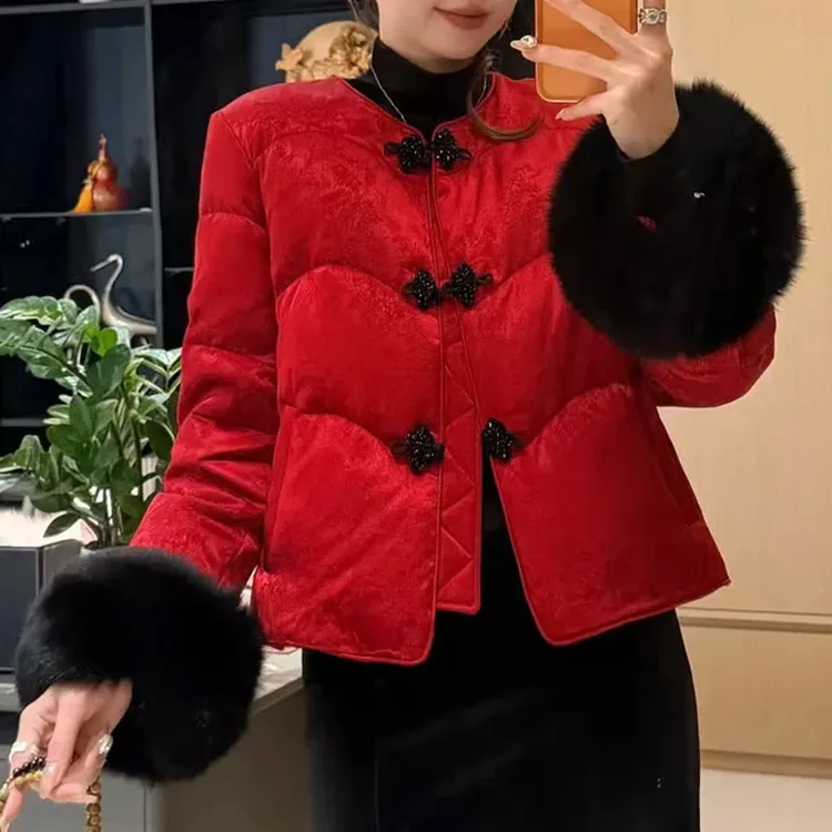 时尚圆领短款柔滑棉服女2026冬中式装饰盘扣毛茸口袋日常轻松好搭