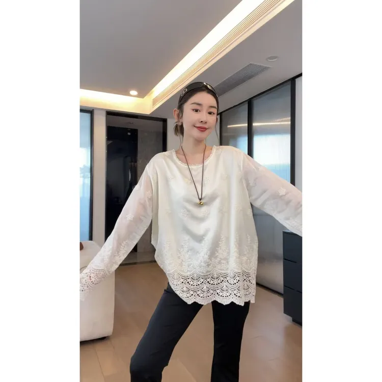 JOJO/玖了个玖 2025春 珍珠领口桃花刺绣光泽感镂空上衣 2502C439
