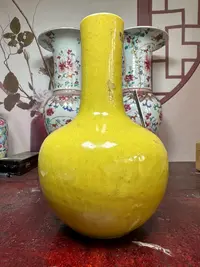 陶瓷工艺品黄釉天球瓶