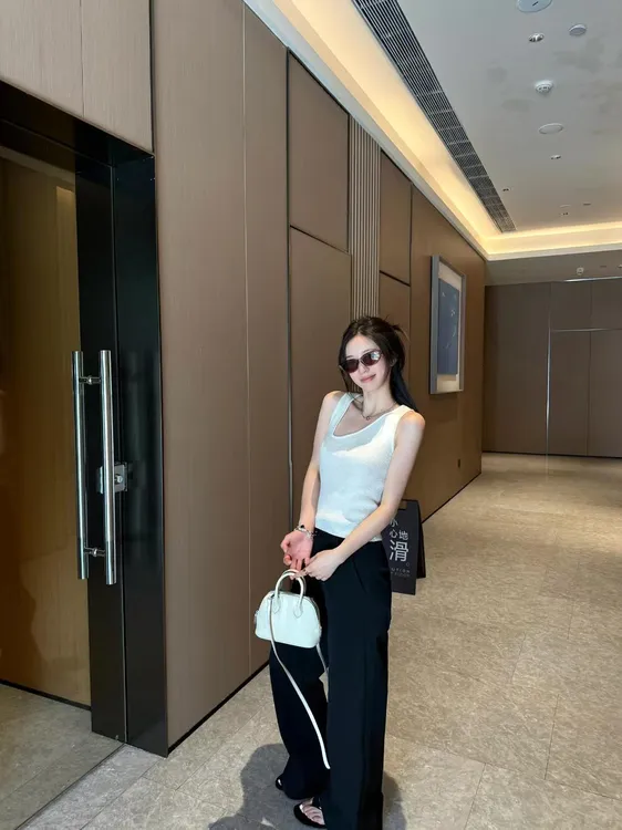 2025夏季新款时尚打底无袖背心气质显瘦洋气休闲百搭性感辣妹外穿