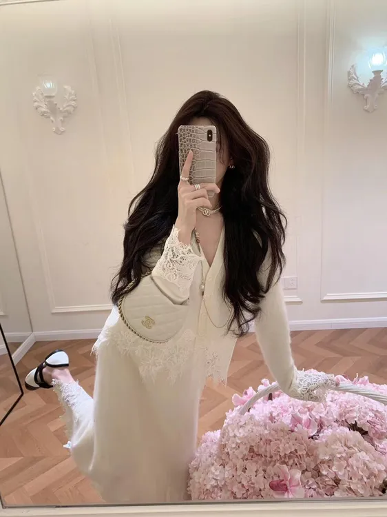 2026秋冬新款法式气质高级感蕾丝拼接白色V领针织开衫高腰半身裙