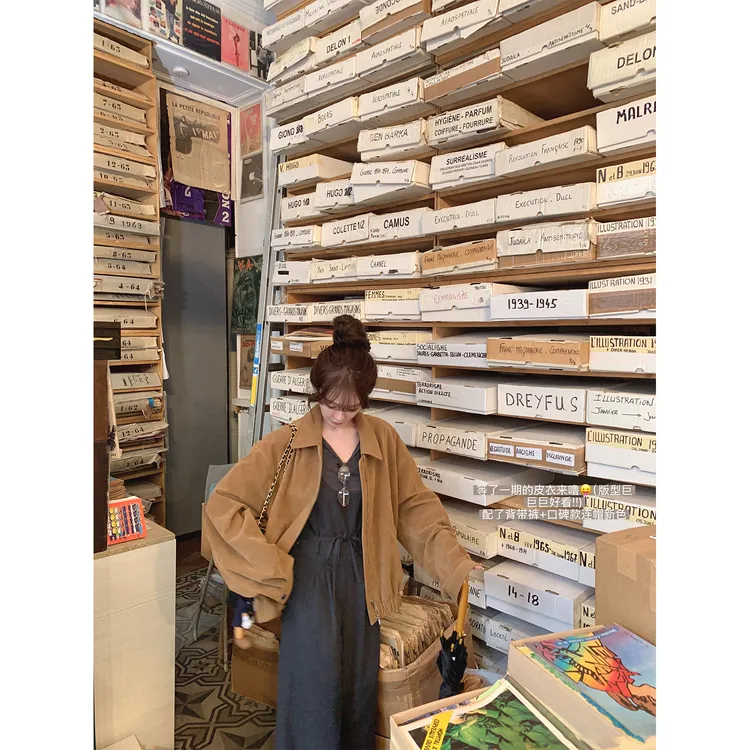九月份的巴黎旧书店 / 羊毛连帽和秀款背带裤的少女书卷气