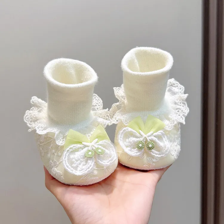 秋冬新生婴儿鞋袜0-1岁3-6月女宝宝蕾丝公主加绒保暖防滑步前鞋