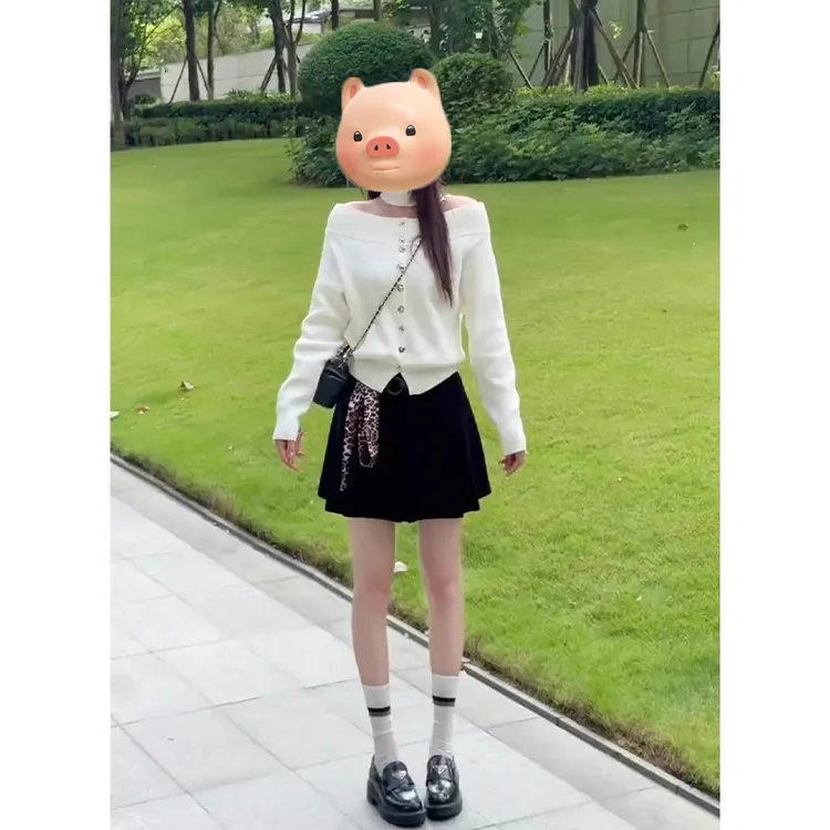 巨好看的轻熟早秋白色一字肩毛衣女秋冬宽松慵懒风挂脖针织衫上衣