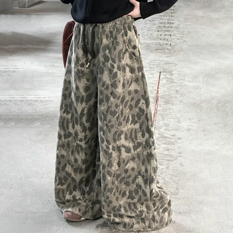 儿童秋装2025新款女童迷彩裤子春秋款运动针织卫裤秋季直筒豹纹裤