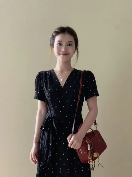 2025夏季新款韩系气质掐腰约会连衣裙显瘦时尚V领小黑裙子女夏