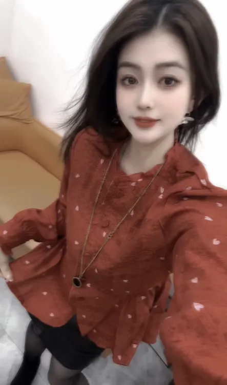 法式波点衬衫女2026春季红色爱心印花圆领显瘦减龄设计感气质上衣